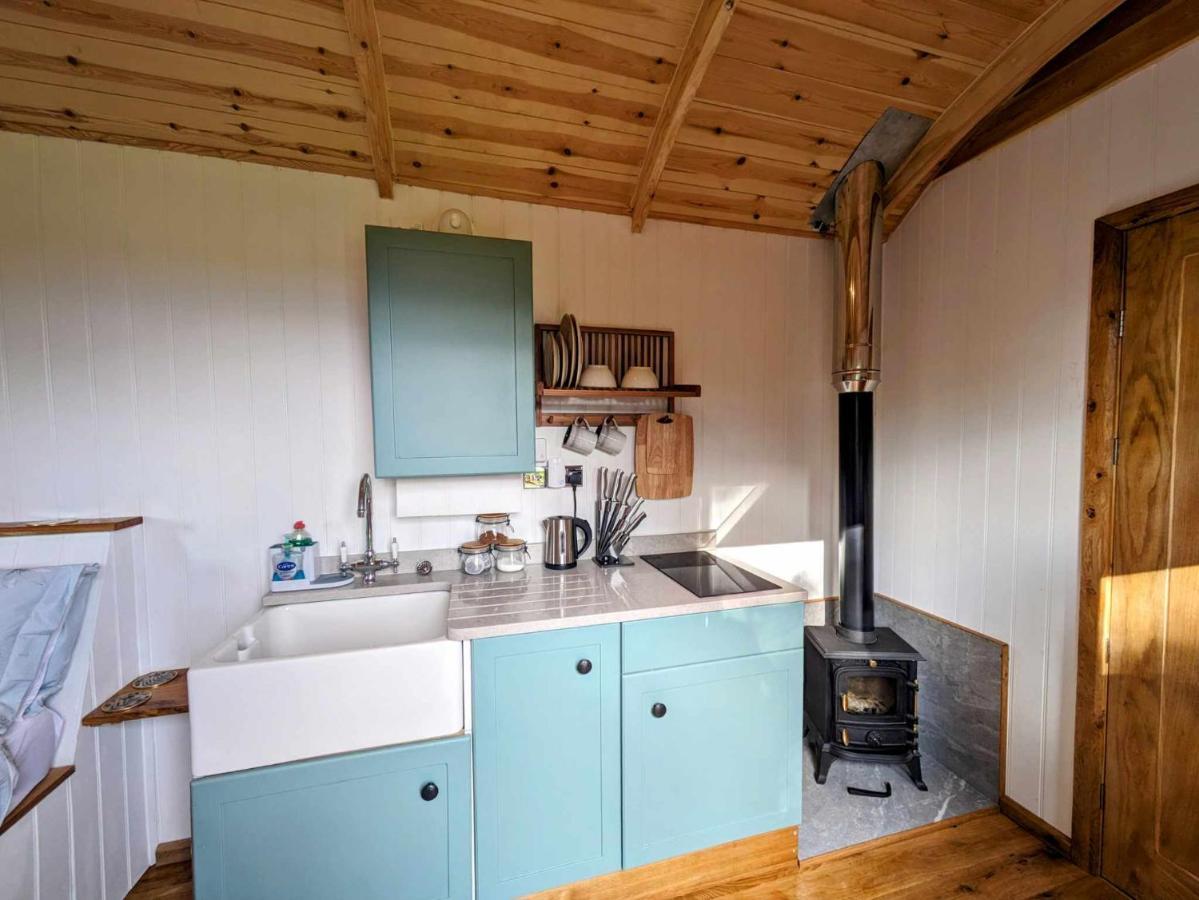 Romantic Nature Retreat, Luxury Glamping & Stargazing Views - Dragonfly Shepherd Hut Yarpole Extérieur photo