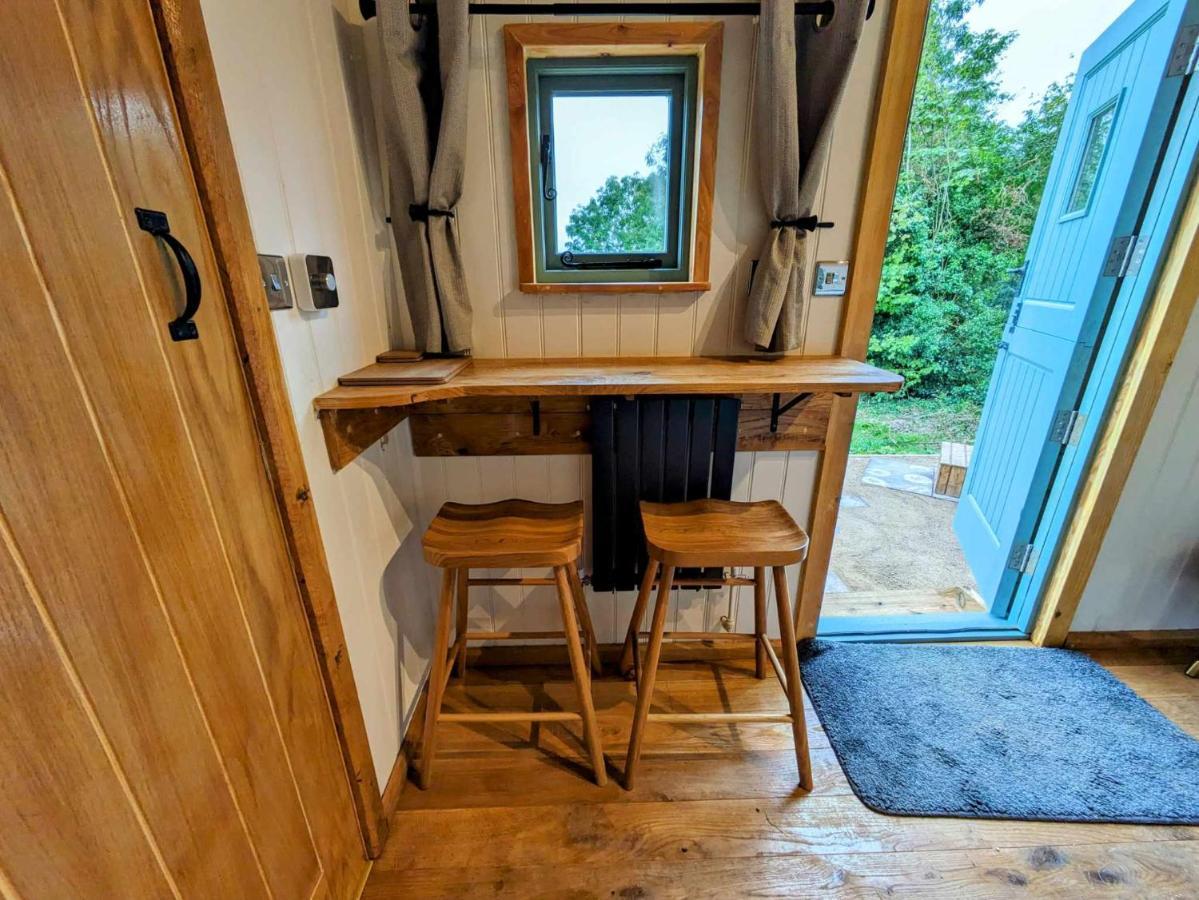 Romantic Nature Retreat, Luxury Glamping & Stargazing Views - Dragonfly Shepherd Hut Yarpole Extérieur photo