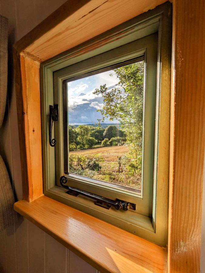 Romantic Nature Retreat, Luxury Glamping & Stargazing Views - Dragonfly Shepherd Hut Yarpole Extérieur photo