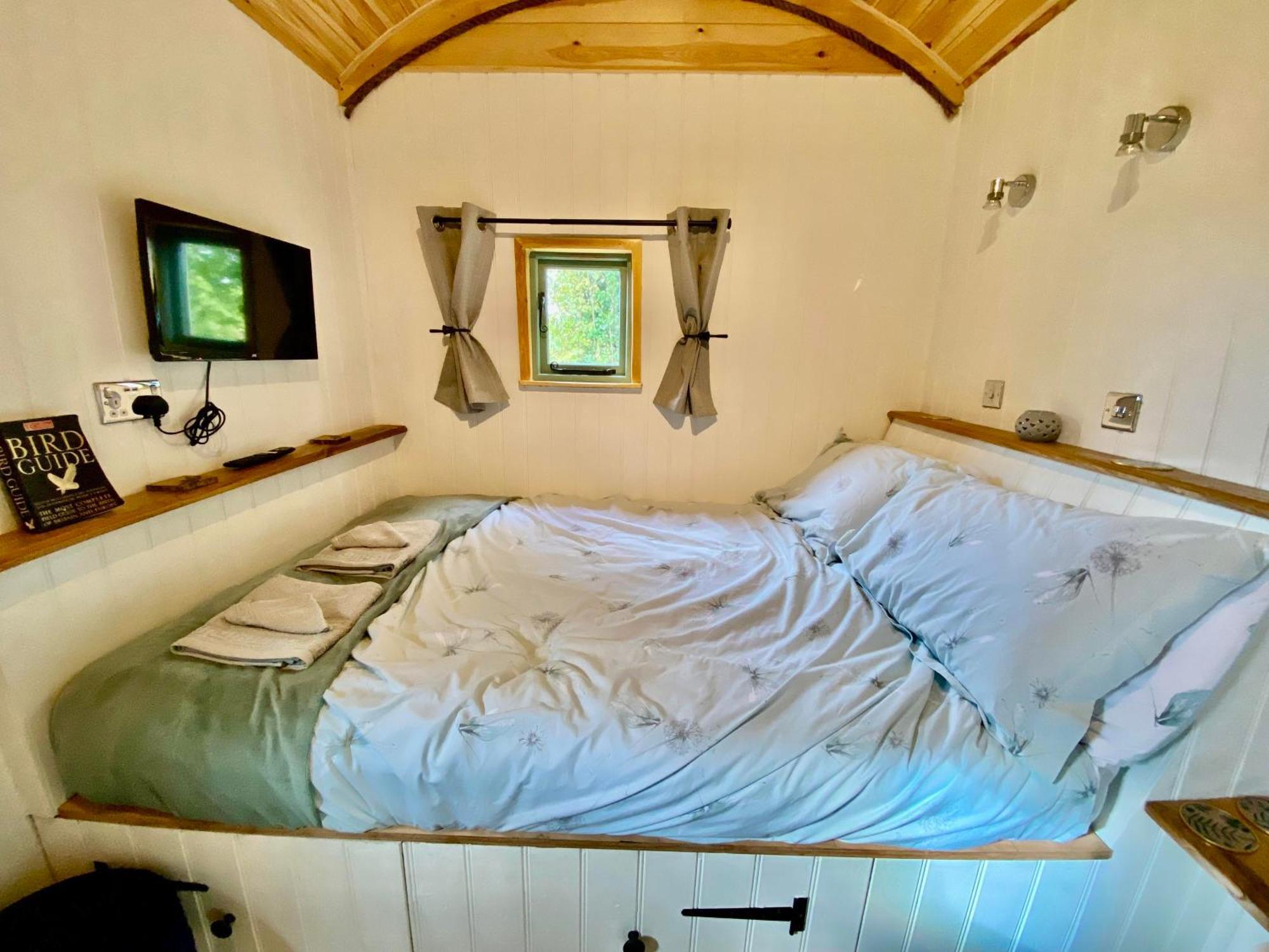 Romantic Nature Retreat, Luxury Glamping & Stargazing Views - Dragonfly Shepherd Hut Yarpole Extérieur photo