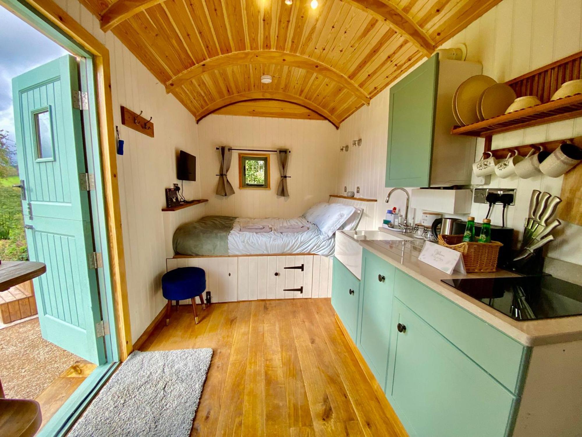 Romantic Nature Retreat, Luxury Glamping & Stargazing Views - Dragonfly Shepherd Hut Yarpole Extérieur photo