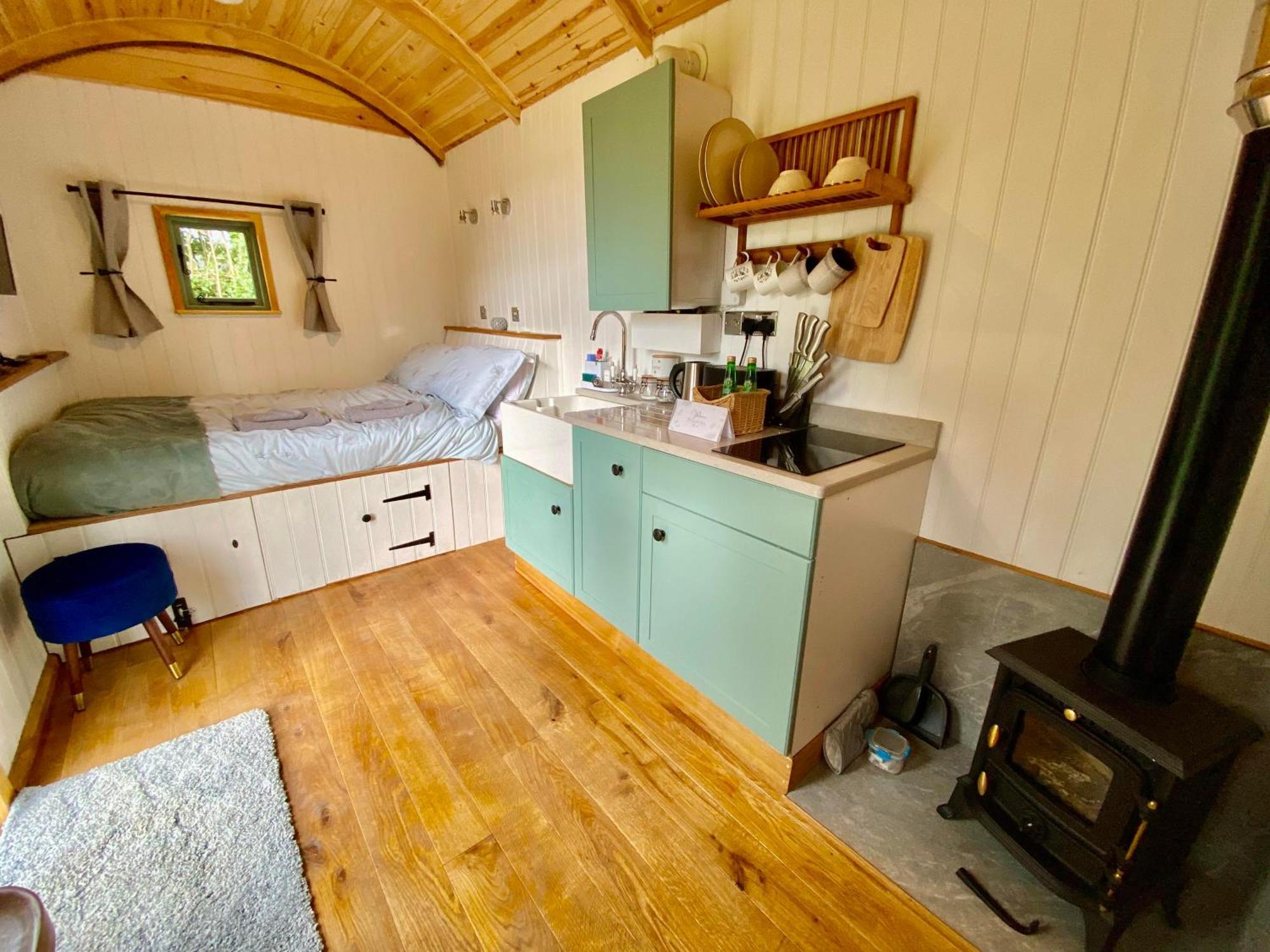 Romantic Nature Retreat, Luxury Glamping & Stargazing Views - Dragonfly Shepherd Hut Yarpole Extérieur photo