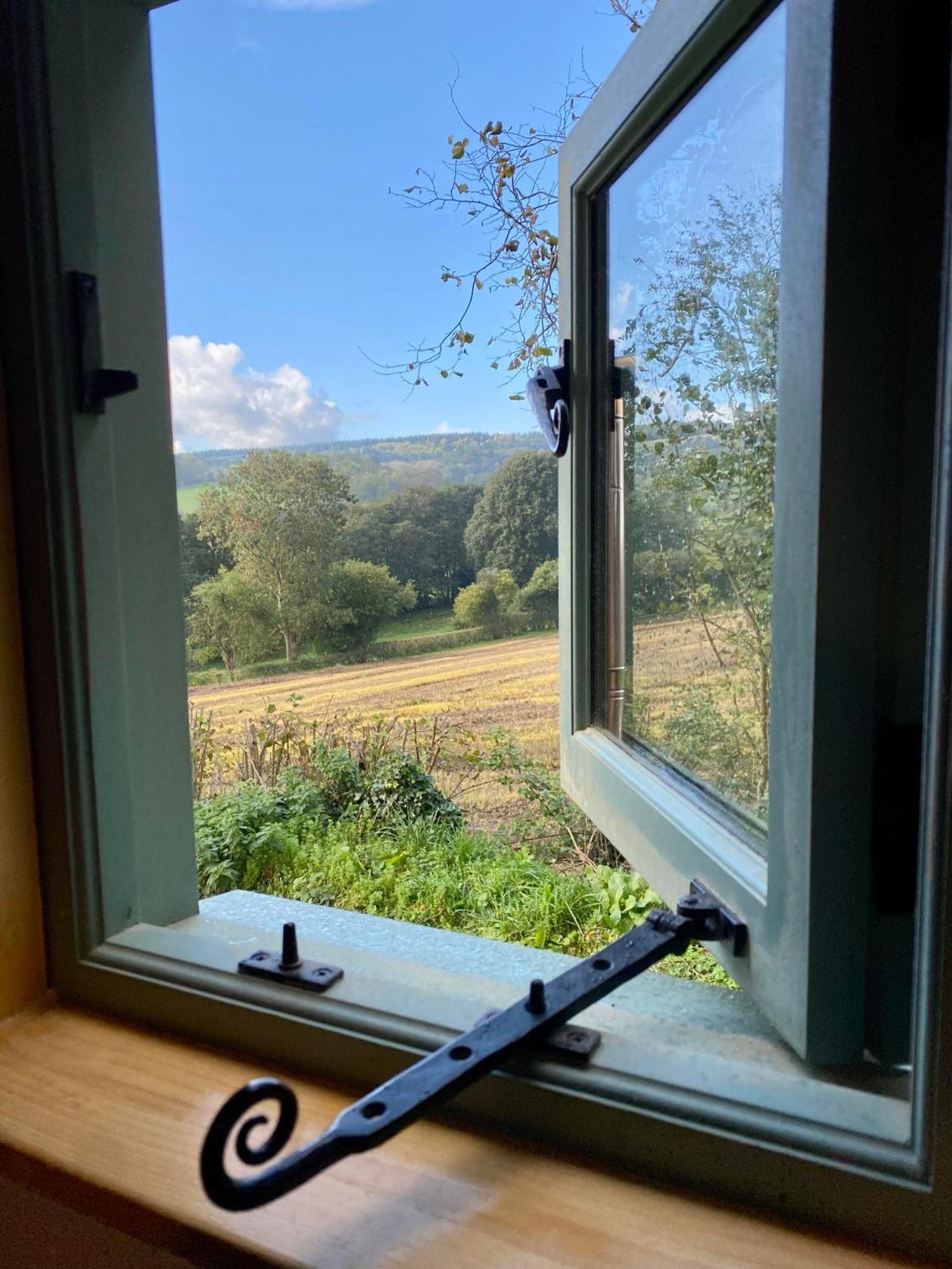Romantic Nature Retreat, Luxury Glamping & Stargazing Views - Dragonfly Shepherd Hut Yarpole Extérieur photo