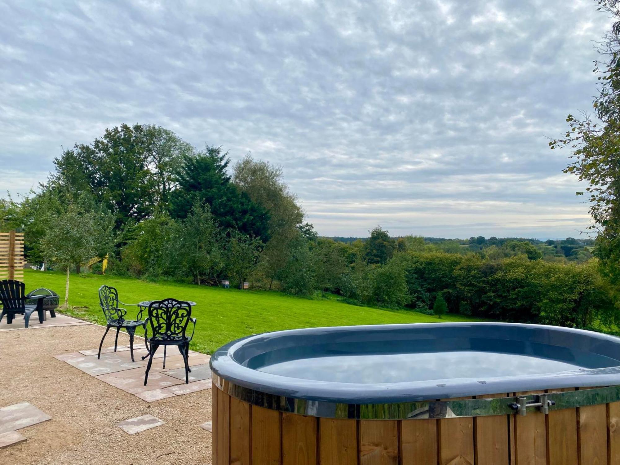 Romantic Nature Retreat, Luxury Glamping & Stargazing Views - Dragonfly Shepherd Hut Yarpole Extérieur photo