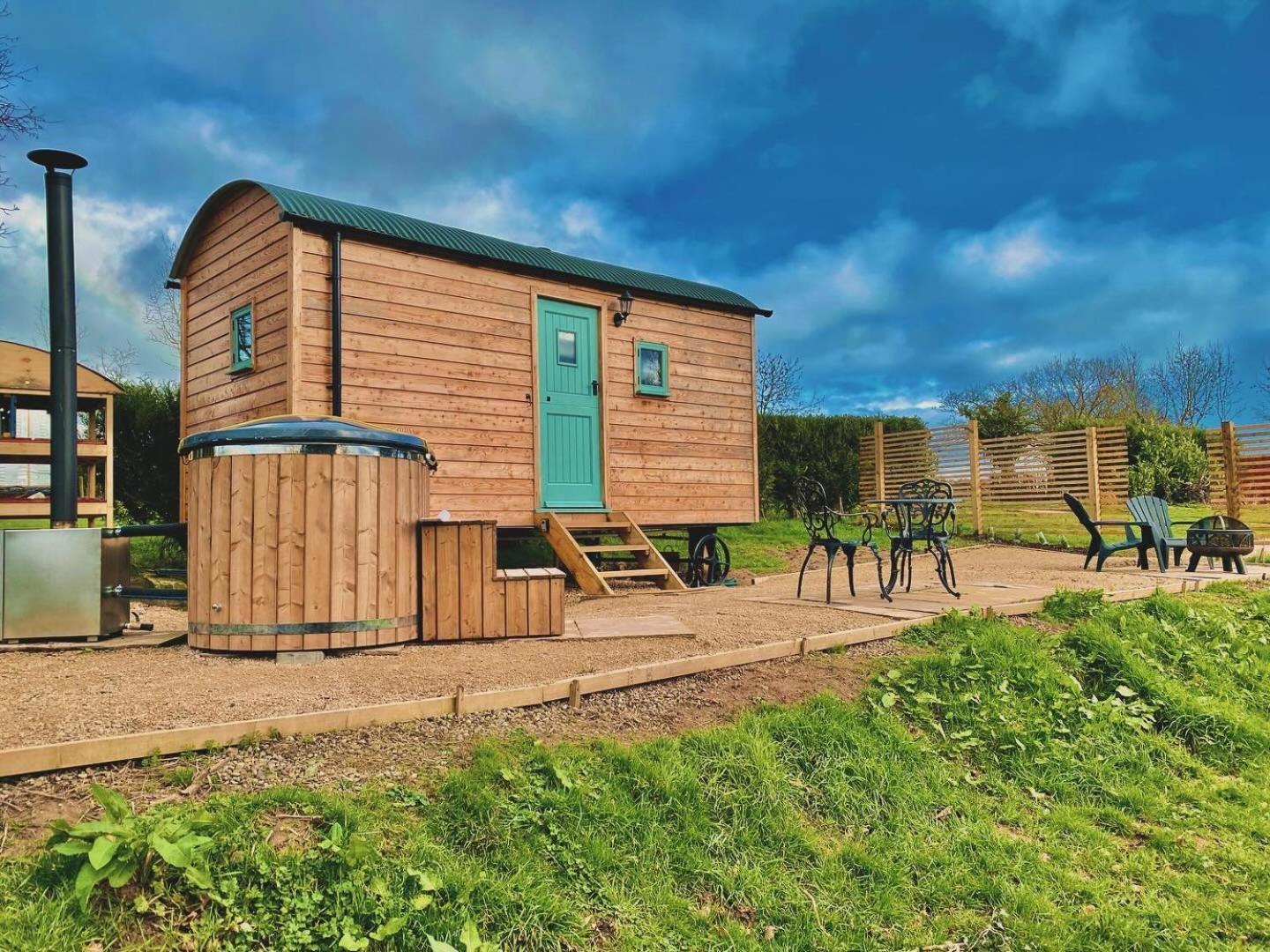Romantic Nature Retreat, Luxury Glamping & Stargazing Views - Dragonfly Shepherd Hut Yarpole Extérieur photo